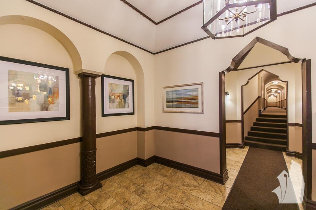 425 W Roscoe St #410 - Photo 2 of 10