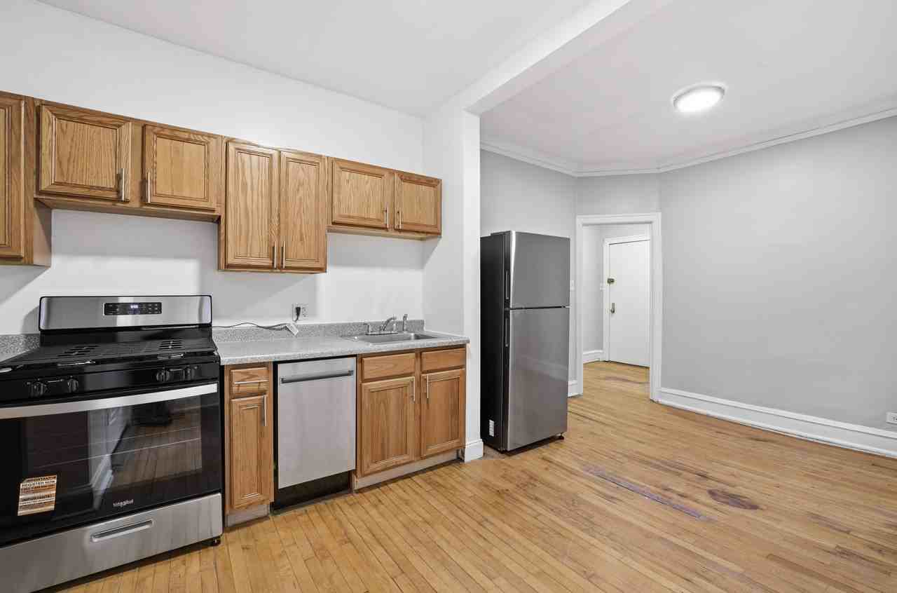 2336 W Addison St #I2 - Photo 2 of 17