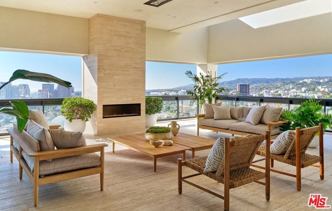 10445 Wilshire Blvd Unit Ph #PH - Photo 3 of 25