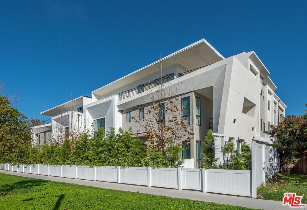 3232 S Barrington Ave - Photo 2 of 33