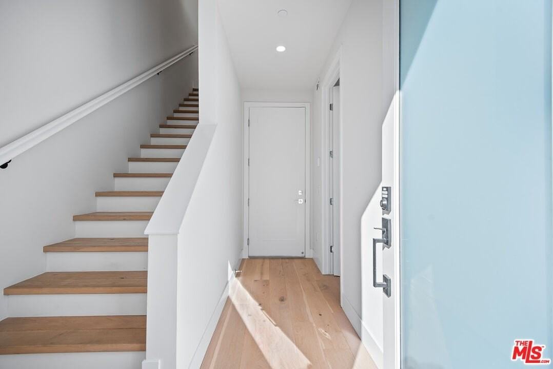 3232 S Barrington Ave - Photo 3 of 33