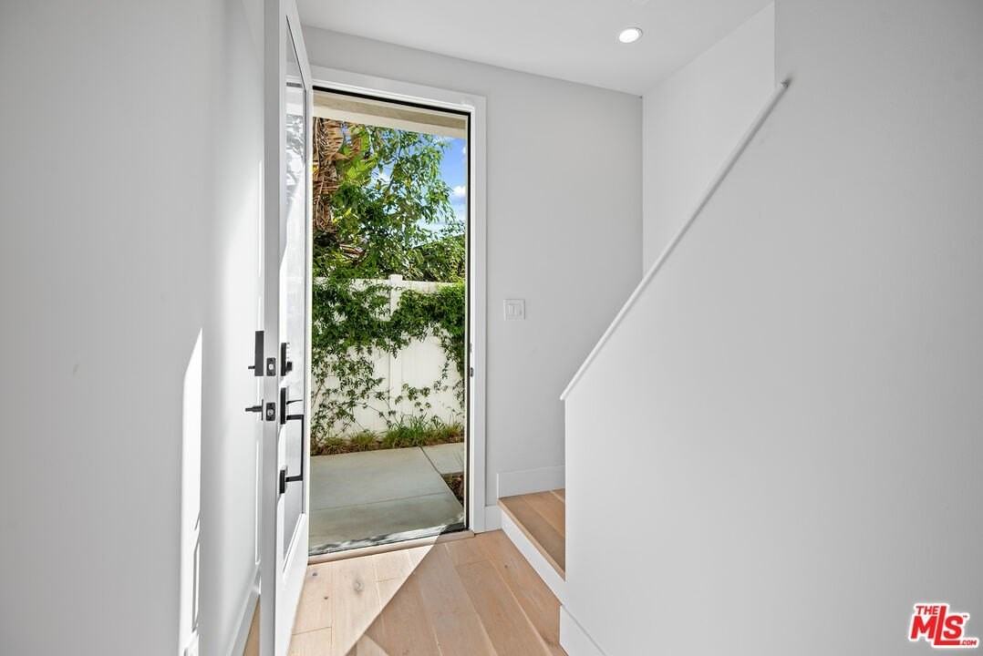 3232 S Barrington Ave - Photo 4 of 33