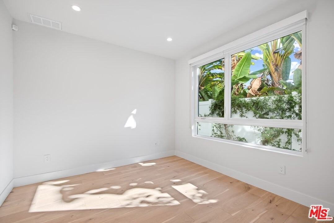 3232 S Barrington Ave - Photo 5 of 33