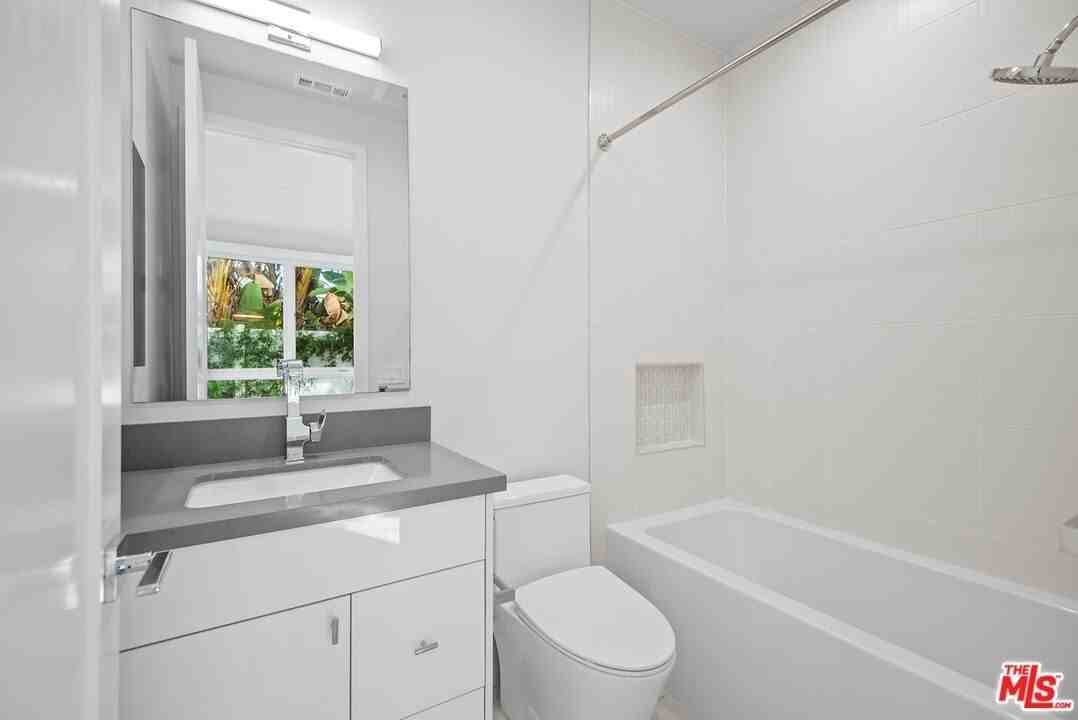 3232 S Barrington Ave - Photo 6 of 33