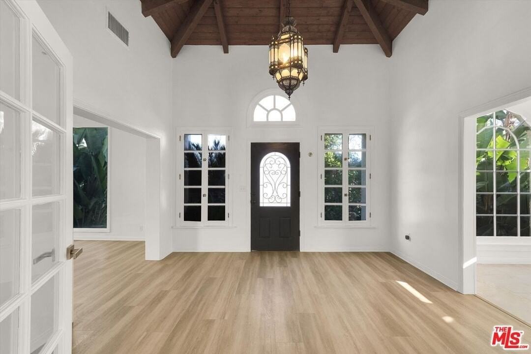 205 S Canon Dr - Photo 3 of 35