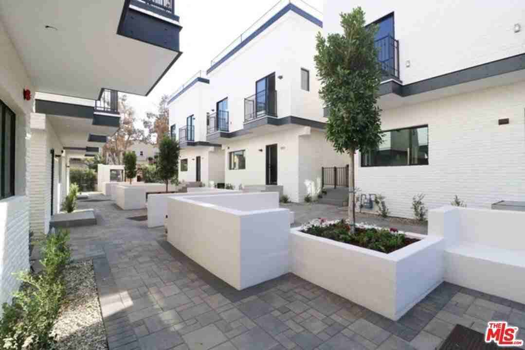 1249 S Plymouth Blvd - Photo 2 of 22