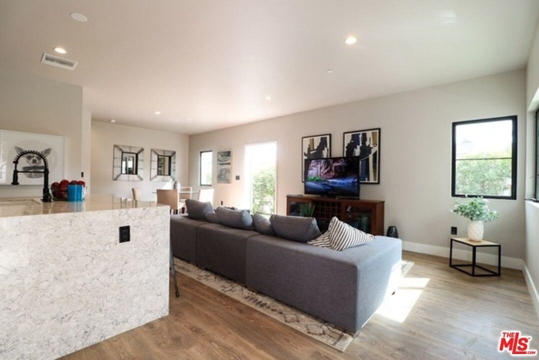 1249 S Plymouth Blvd - Photo 3 of 22