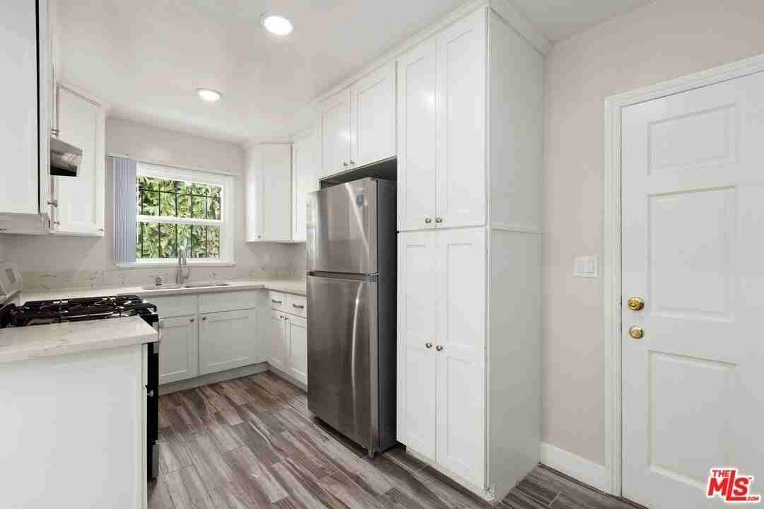 827 N Alta Vista Blvd - Photo 2 of 10