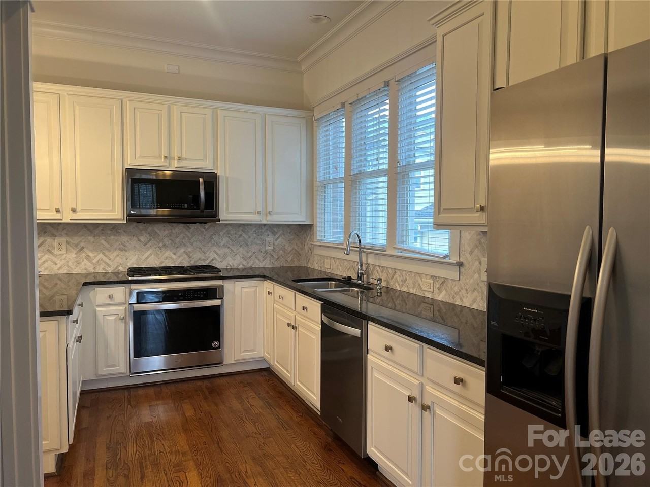 711 E 9th St - Photo 2 of 33