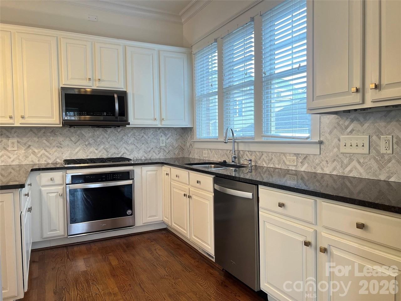 711 E 9th St - Photo 3 of 33