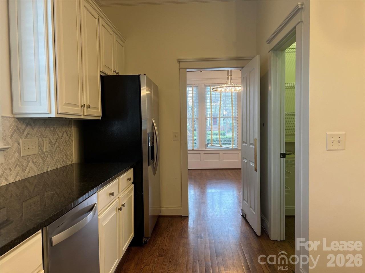 711 E 9th St - Photo 5 of 33