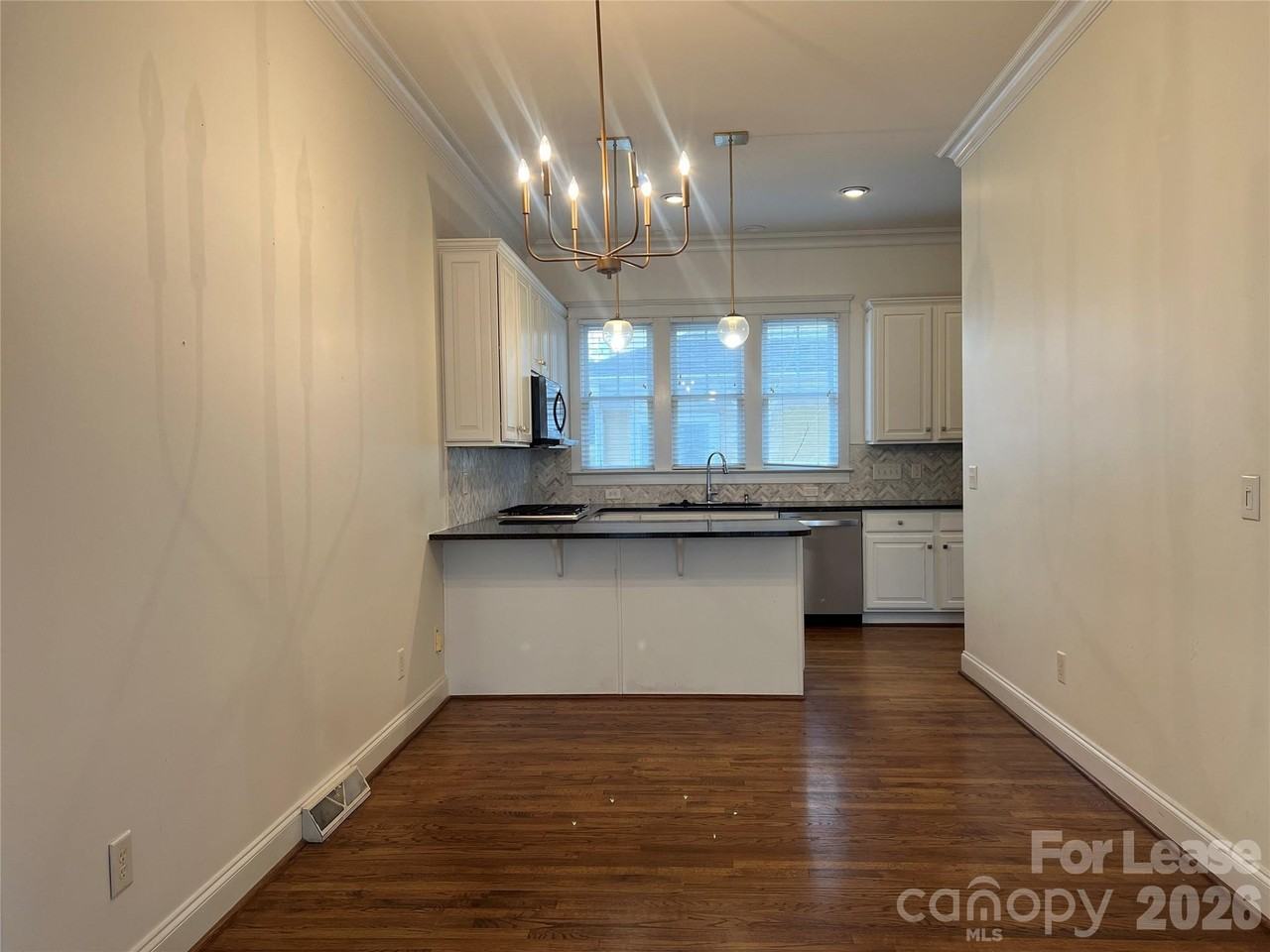 711 E 9th St - Photo 6 of 33