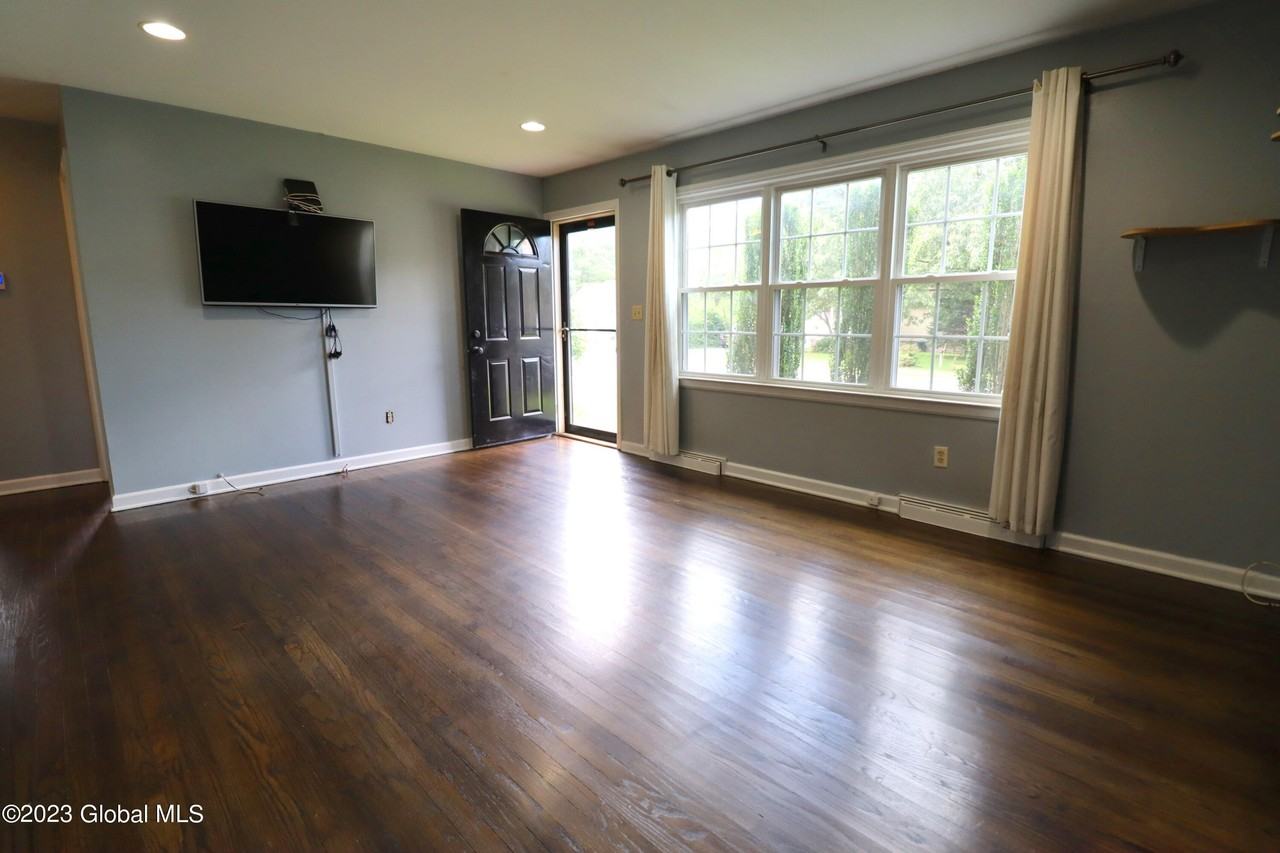 66 Cordell Rd - Photo 4 of 16