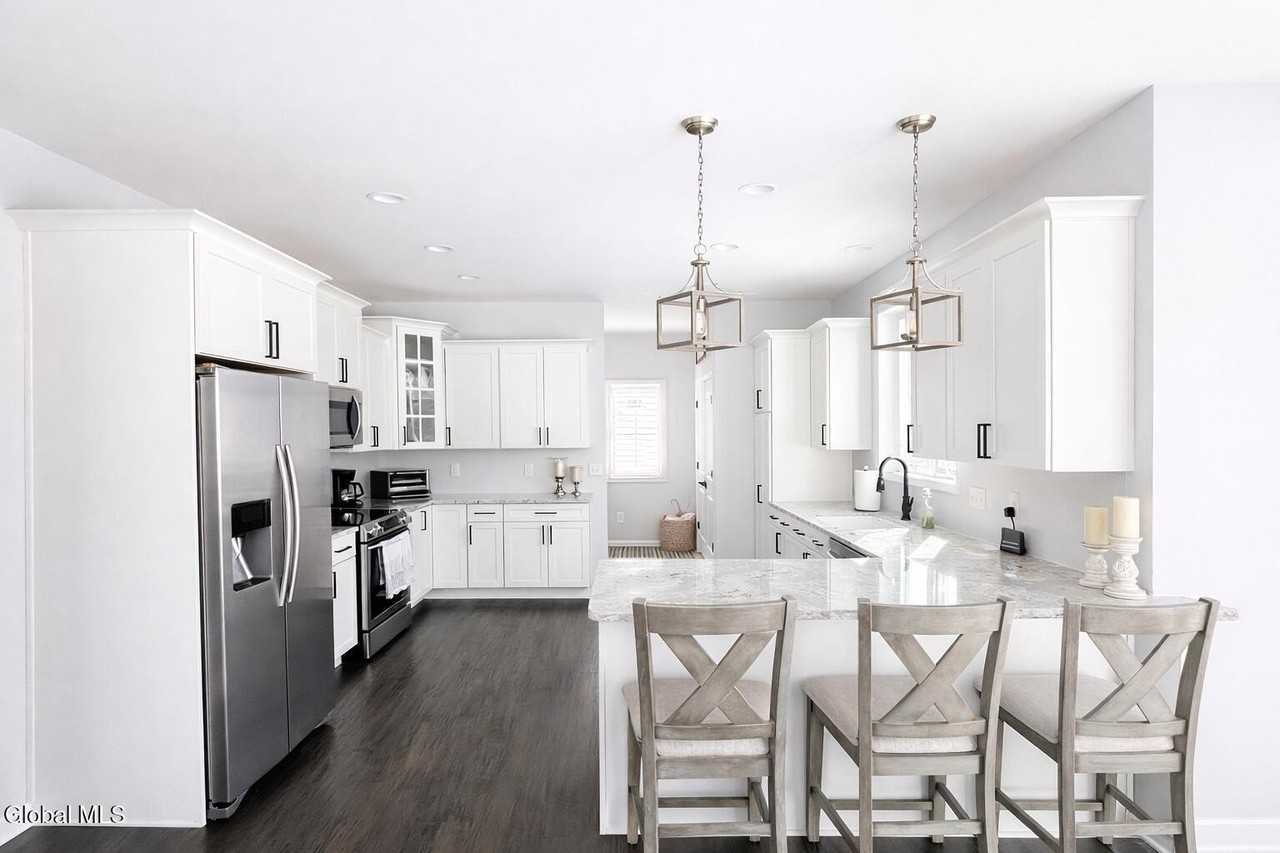 40 Haywood Ln - Photo 4 of 18