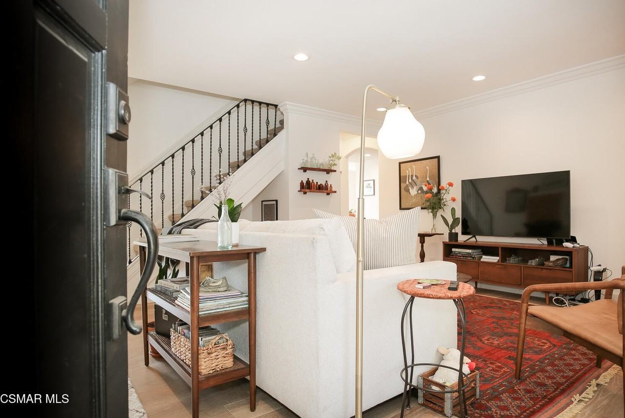 947 Driftwood Cir - Photo 3 of 33