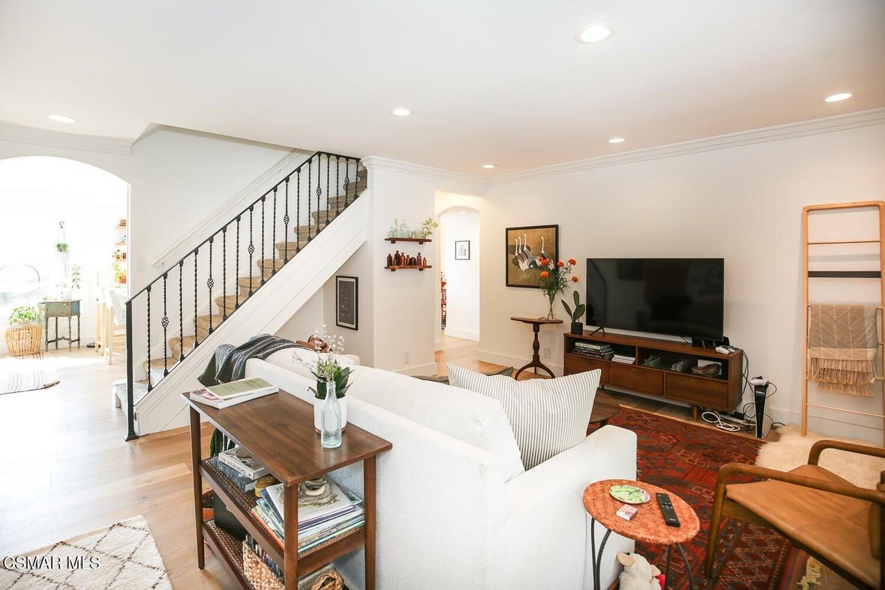 947 Driftwood Cir - Photo 4 of 33