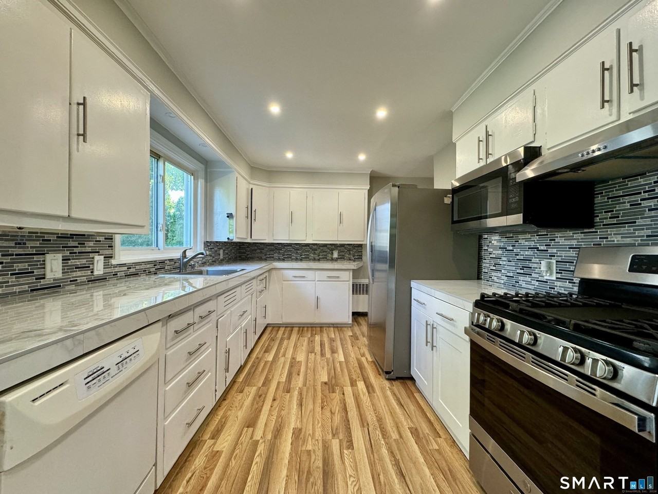 415 Savoy St - Photo 5 of 16