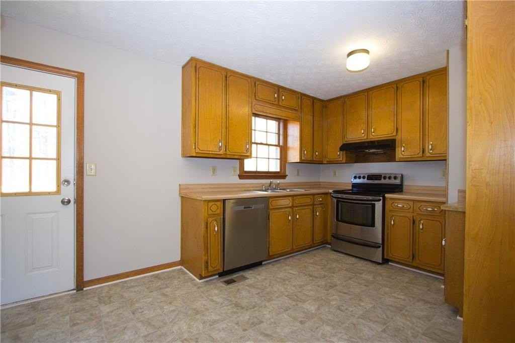 2420 Green Rd - Photo 5 of 24