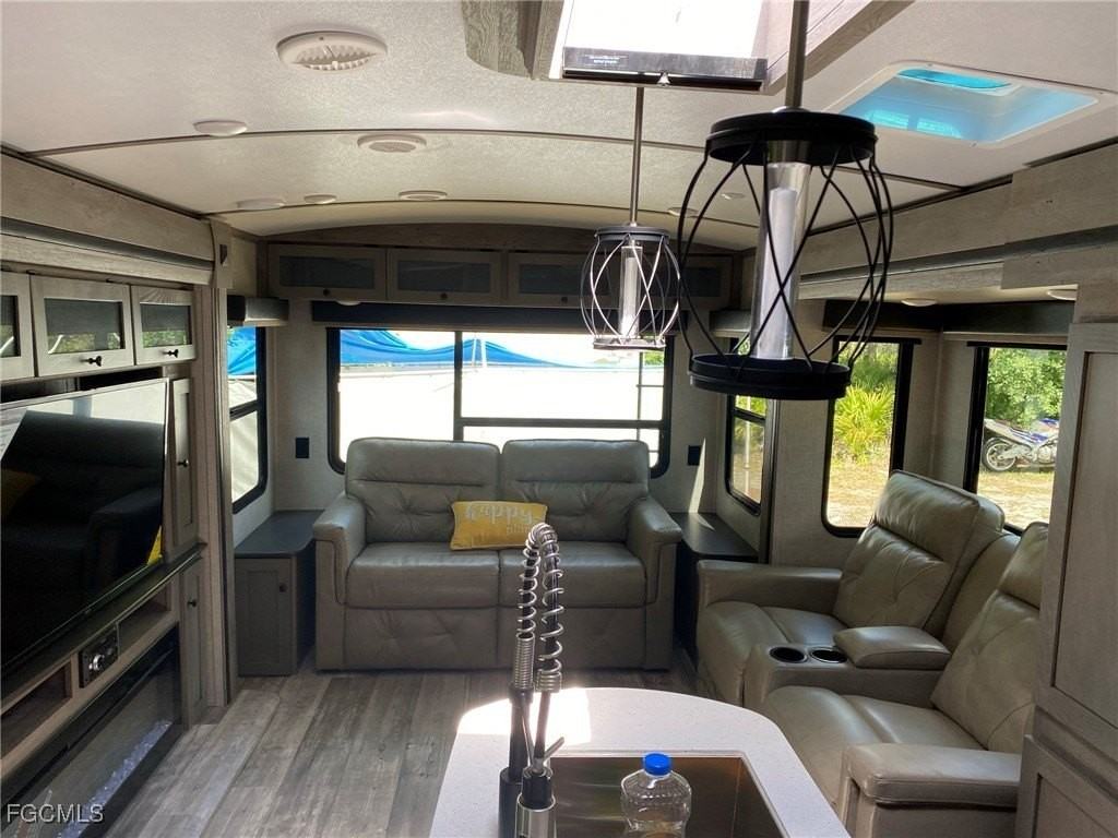 380 Mahogony Ct - Photo 3 of 9