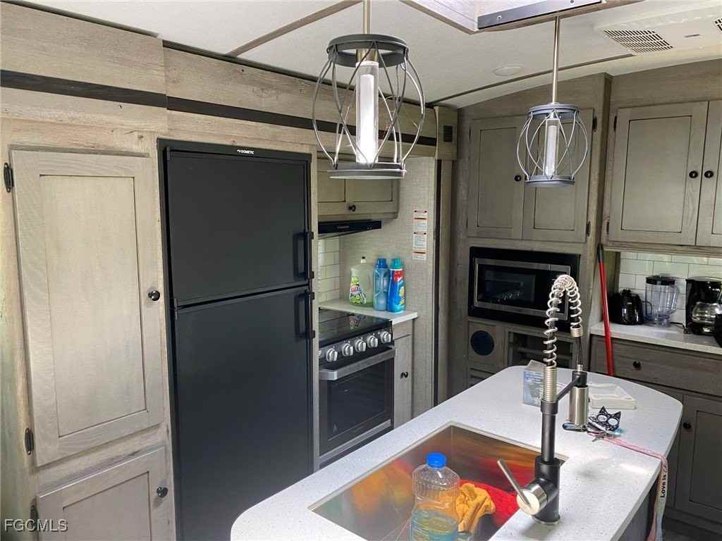 380 Mahogony Ct - Photo 7 of 9