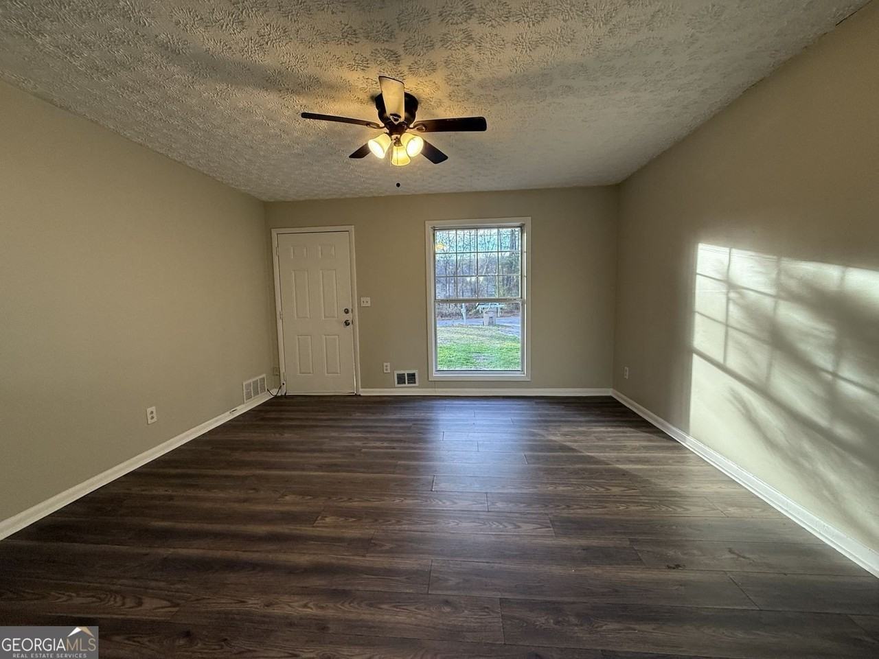 7016 Adel Ln - Photo 2 of 32