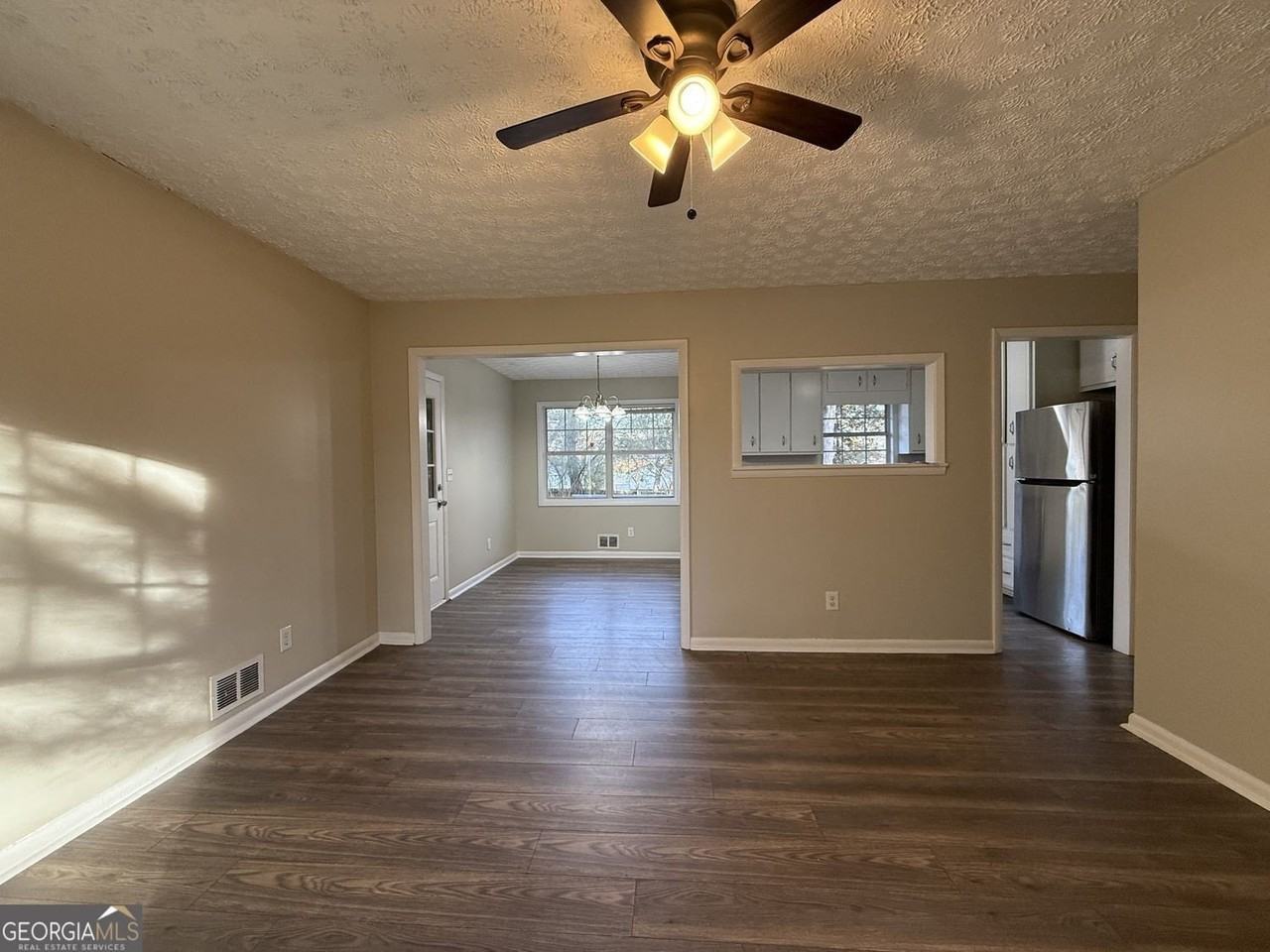 7016 Adel Ln - Photo 3 of 32