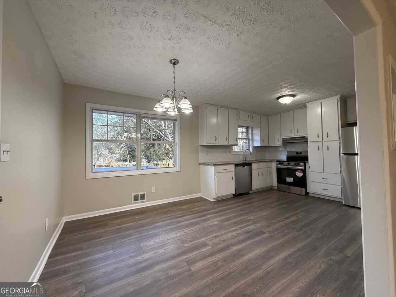 7016 Adel Ln - Photo 4 of 32