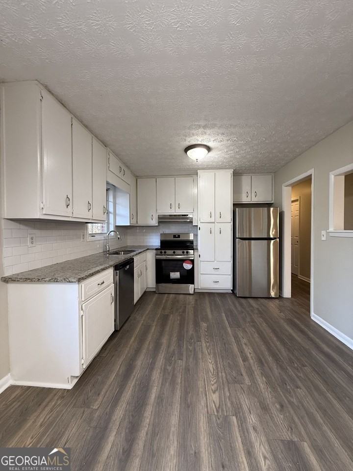 7016 Adel Ln - Photo 5 of 32