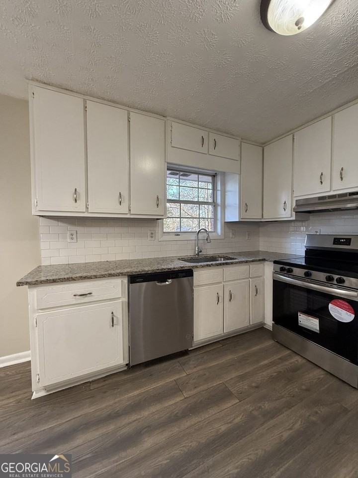 7016 Adel Ln - Photo 6 of 32