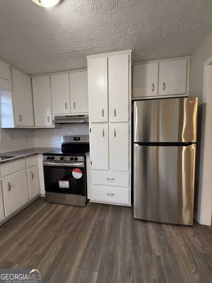 7016 Adel Ln - Photo 7 of 32