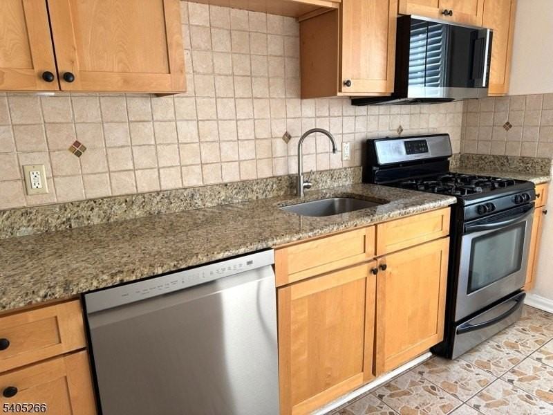 390 Morris Ave #35 - Photo 3 of 15