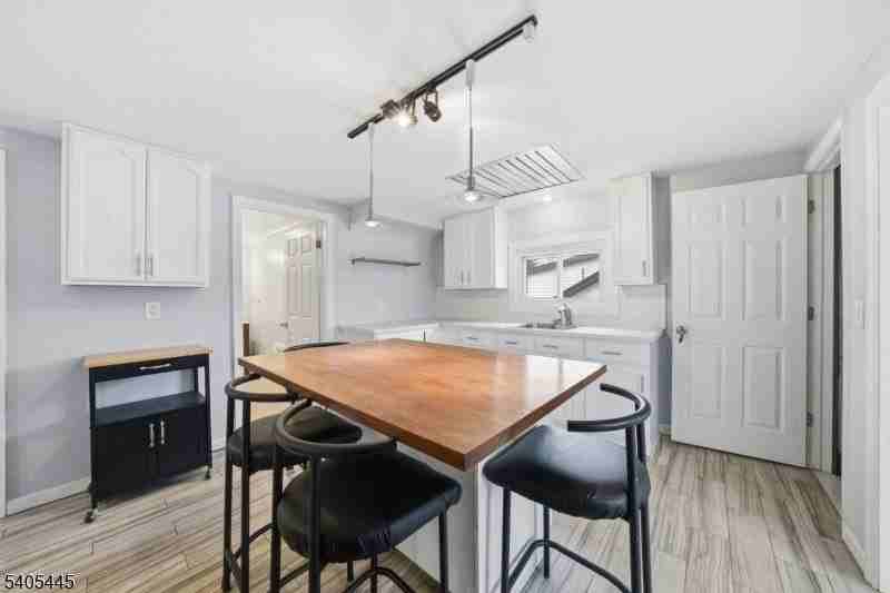 1133 Goffle Rd - Photo 6 of 23