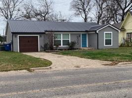 featured image of 605 E College St