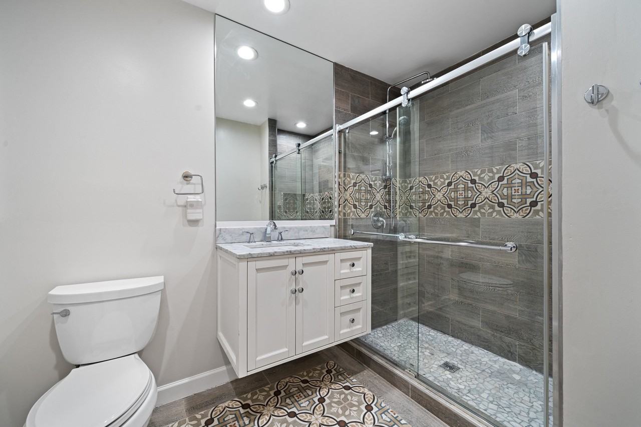 138 W 30th St #2 - Photo 4 of 6