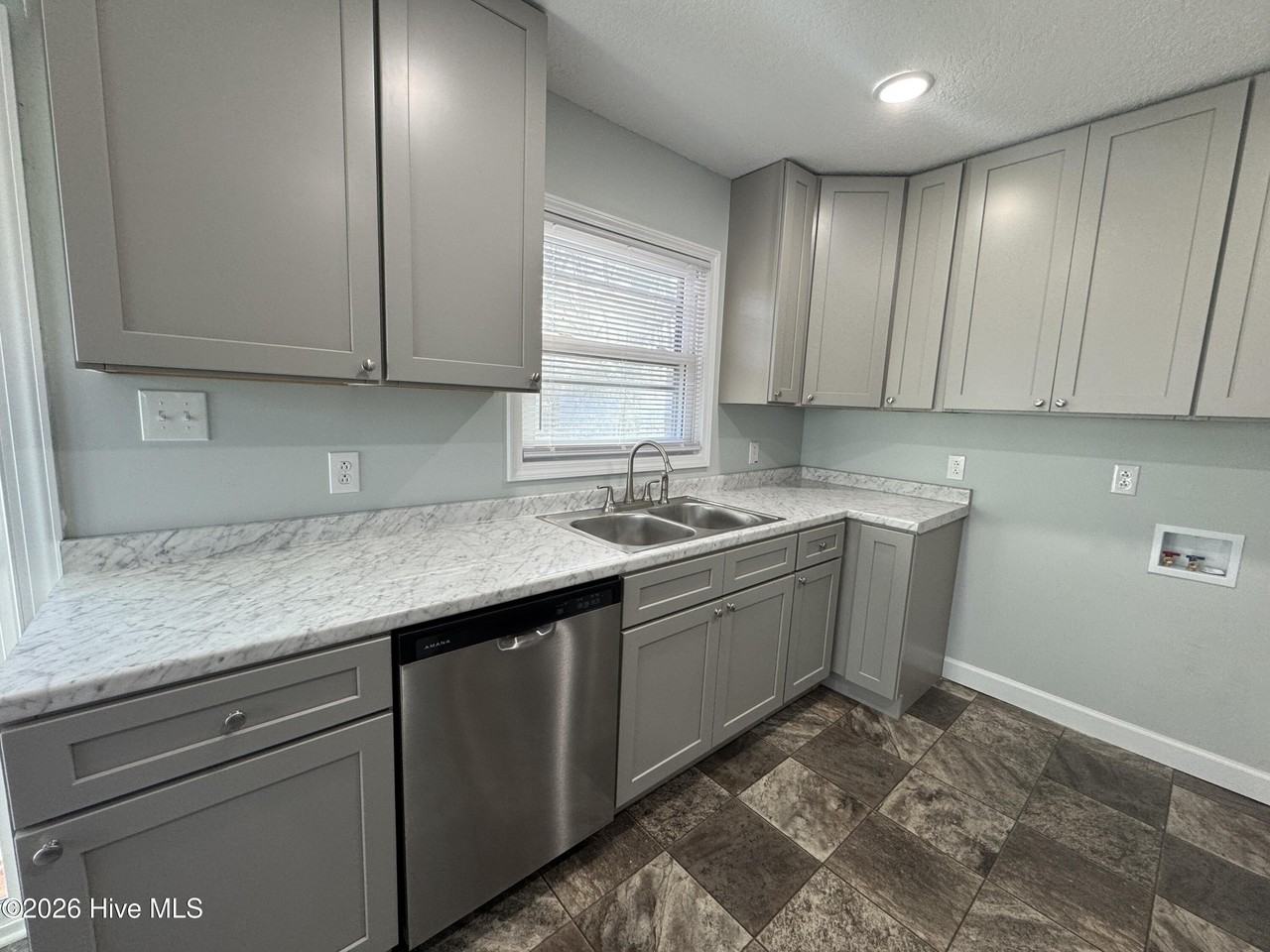 142 Cardinal Rd - Photo 4 of 11