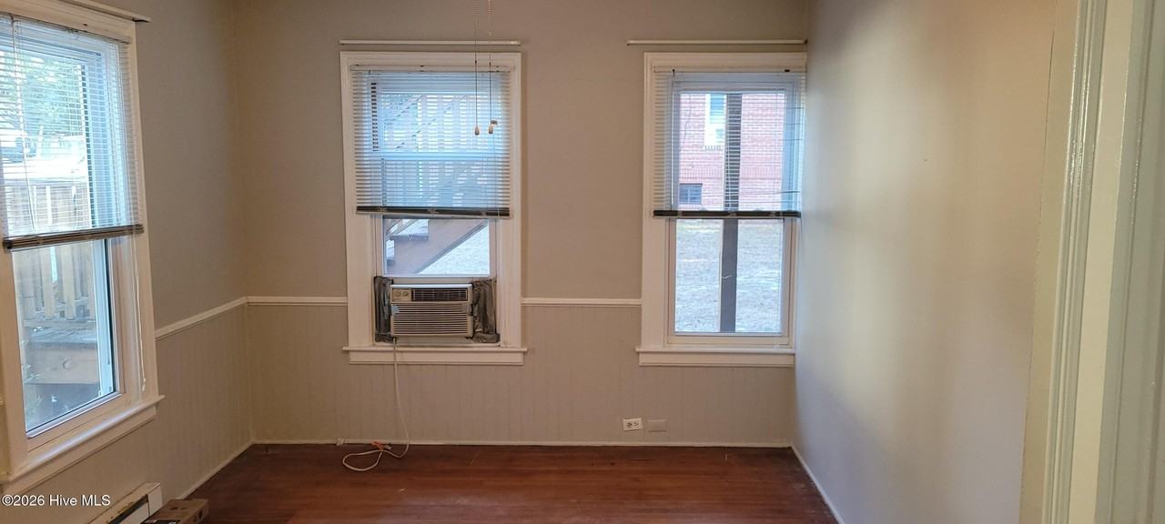 105 N May St - Photo 2 of 6