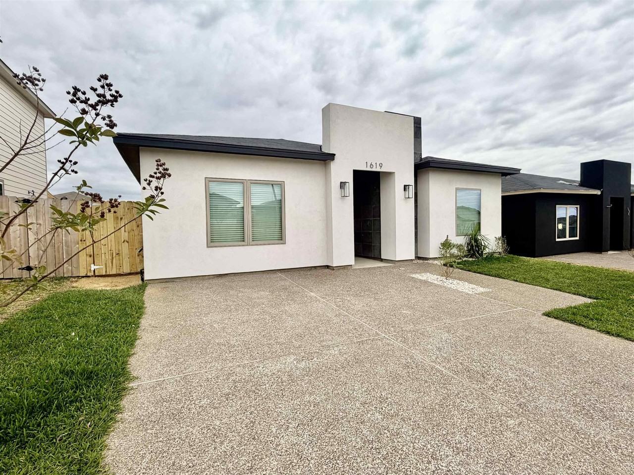 1619 Tesis Dr - Photo 2 of 11