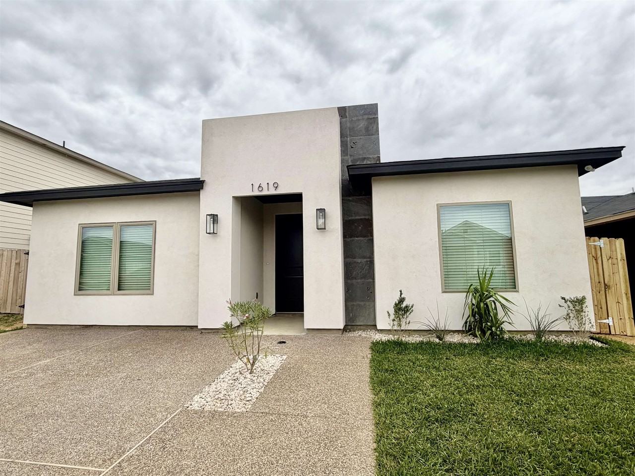 1619 Tesis Dr - Photo 3 of 11