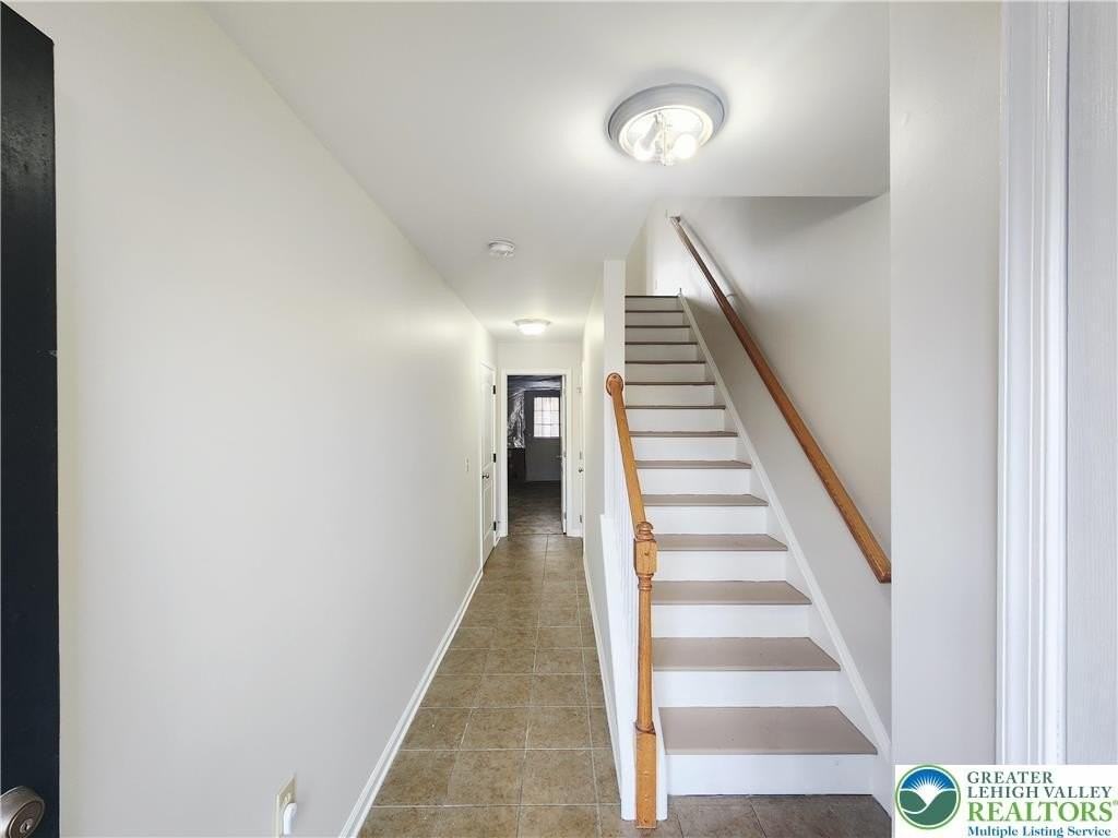 7510 Pioneer Dr - Photo 4 of 31