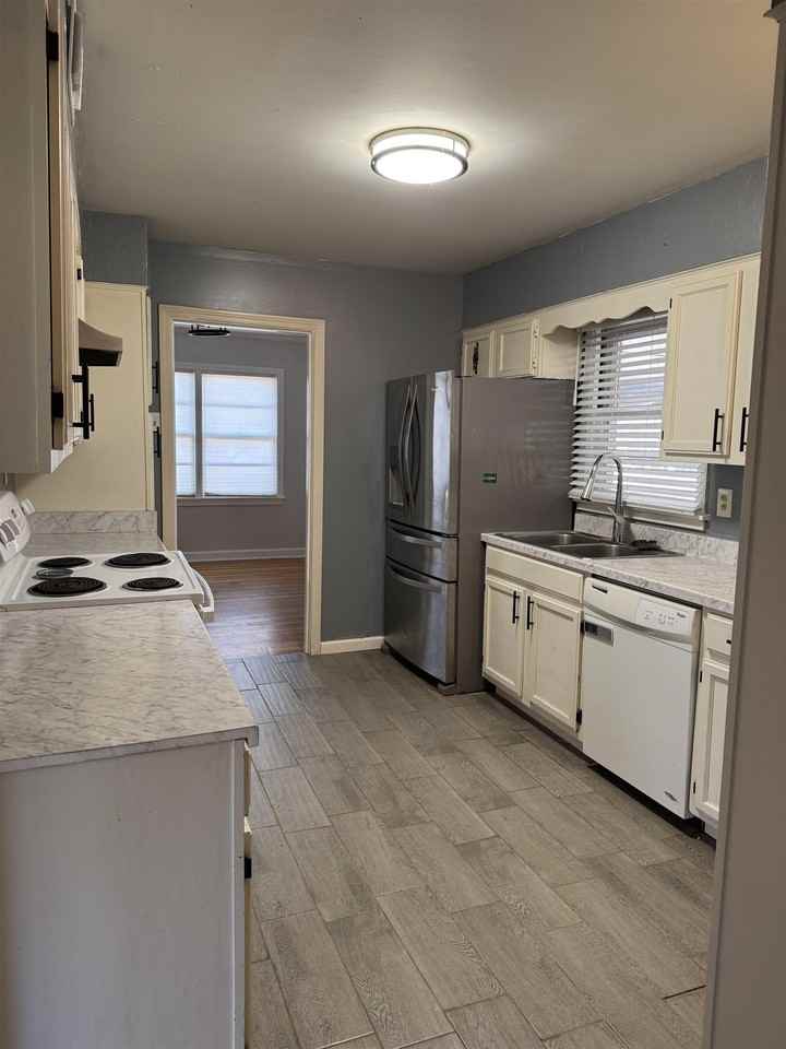 4973 Greenway Ave - Photo 3 of 12