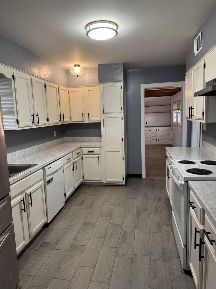 4973 Greenway Ave - Photo 4 of 12