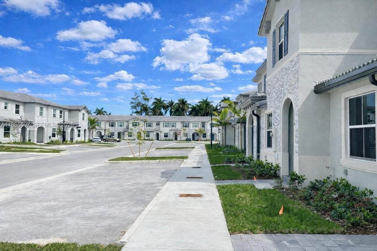 16262 Sw 292nd St #16262 - Photo 2 of 22