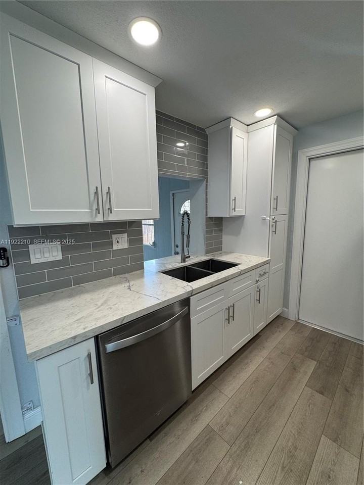 6868 Nw 28th St - Photo 5 of 20