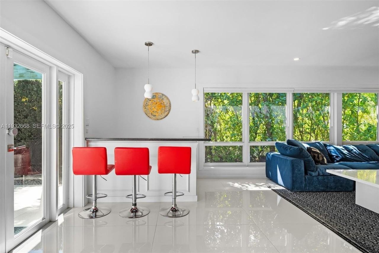 5055 N Bay Rd - Photo 7 of 31