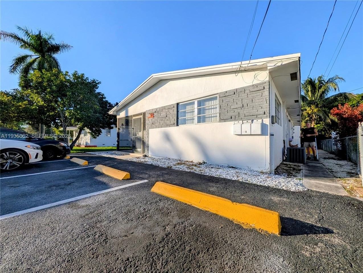 512 Sw 7th St #1-4 - Photo 4 of 16