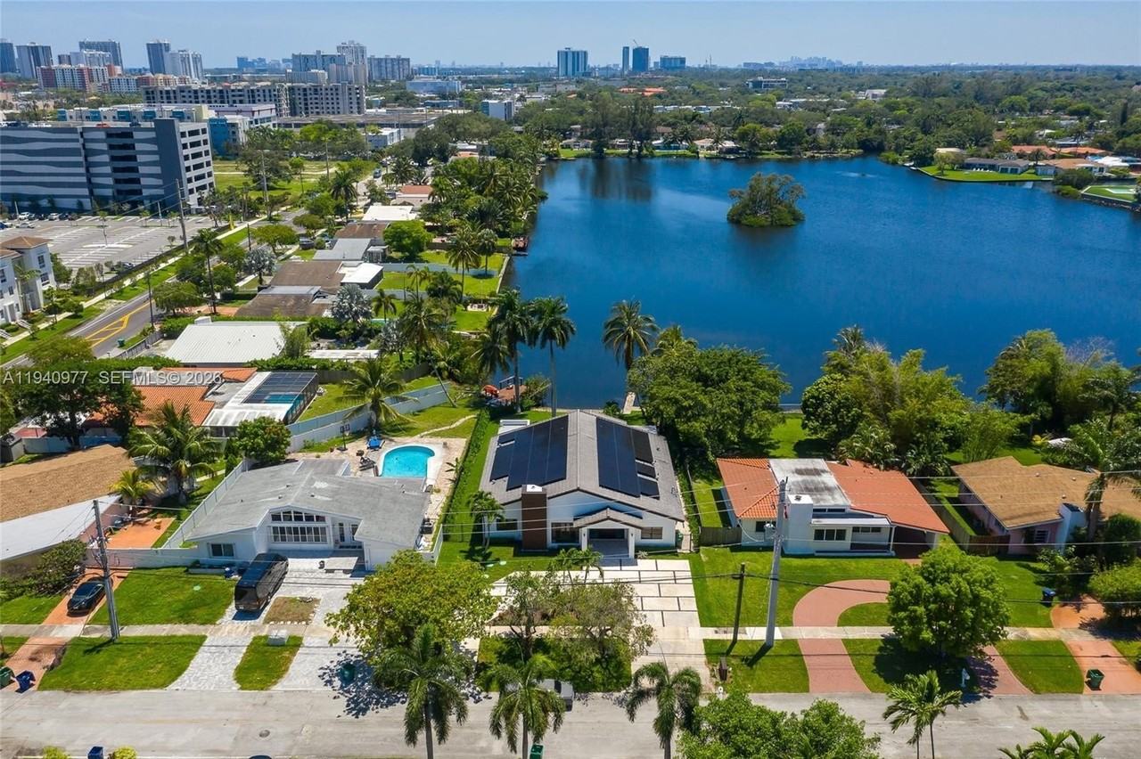 2560 Ne 199th St - Photo 3 of 50