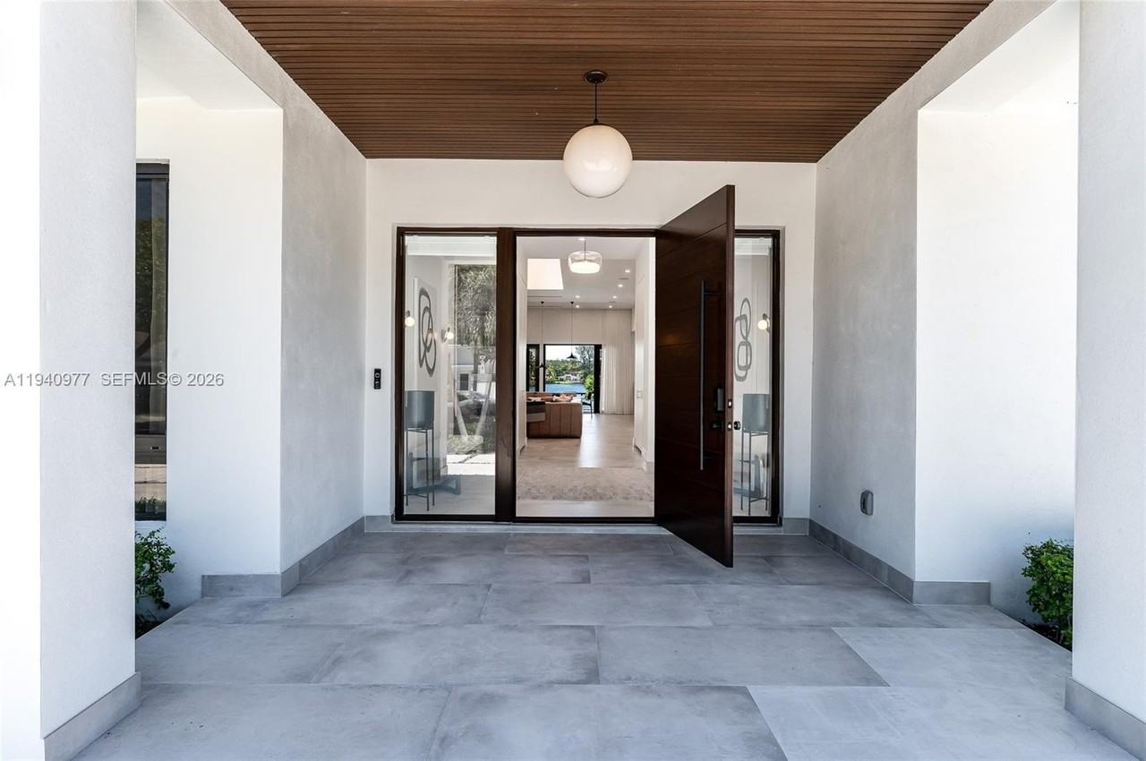 2560 Ne 199th St - Photo 4 of 50