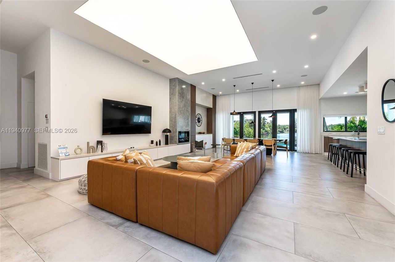 2560 Ne 199th St - Photo 6 of 50