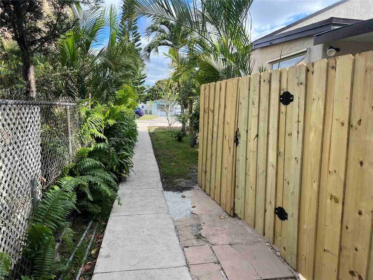 582 E 18th St #B - Photo 2 of 17