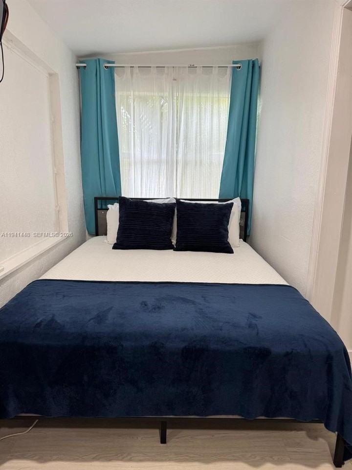 582 E 18th St #B - Photo 5 of 17